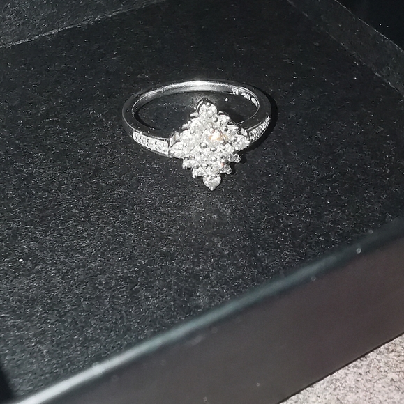 Engagement ring - Picture 5 of 6